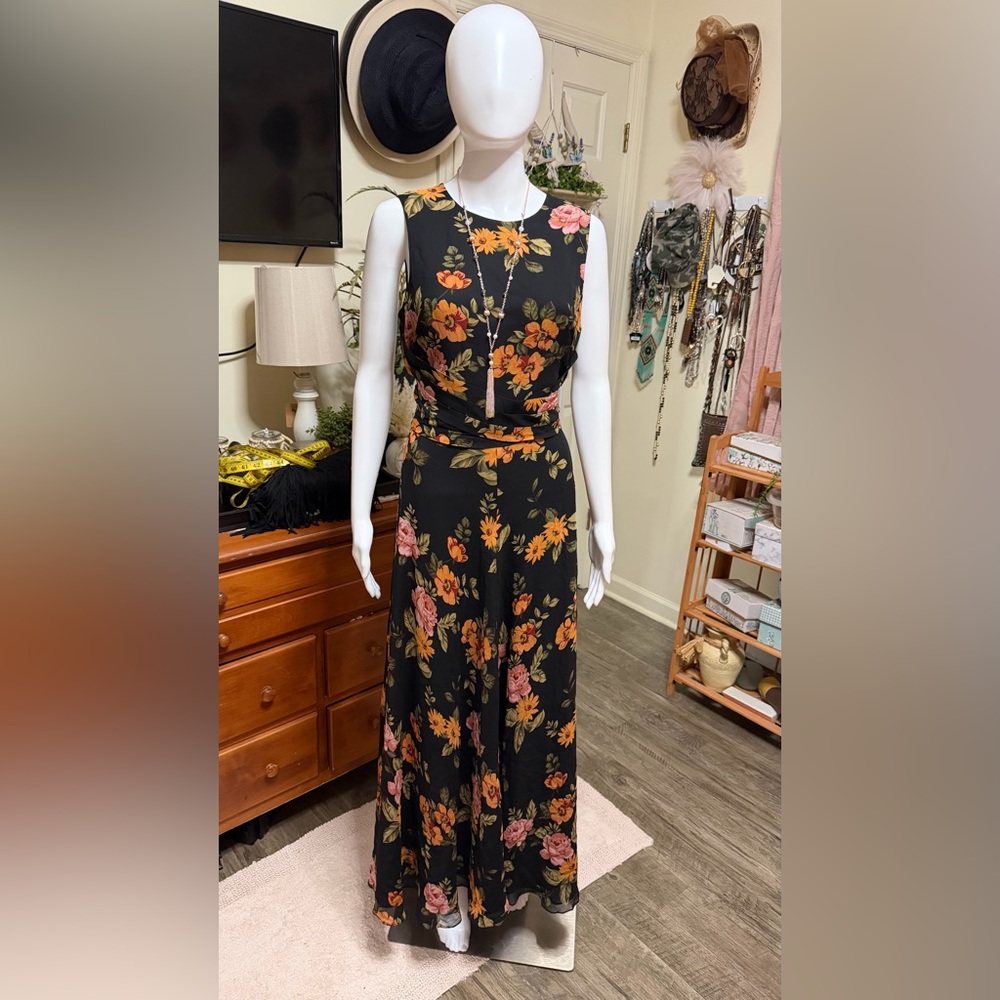 Flowy floral sleeveless maxi dress